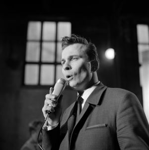 Laulaja Reijo Taipale esiintyy Esko Linnavallin yhteen säestämänä sisustuslevytehtaassa Kuopiossa 1967. Esiintyminen liittyi Ylen "Made in Finland. Tehdaskonsertti" -tv-ohjelmaan. Laulaja Reijo Taipale esiintyy Esko Linnavallin yhteen säestämänä sisustuslevytehtaassa Kuopiossa 1967.