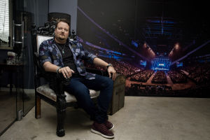 Sami Hedbergin firman toimistoa koristaa kuva Hartwall-areenan loppuunmyydyltä keikalta. Sami Hedberg istuu isossa nojatuolissa taustallaan kuva areenakeikaltaan.