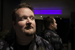 Sami Hedberg pyrkii kohtelemaan muita niin kuin haluaisi itseään kohdeltavan. Sami Hedberg katsoo sivulle takanaan oma peilikuvansa.