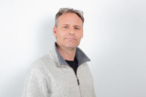 Regionchef Patrik Rosström bjuder på bullar till kaffet. En finländsk man.