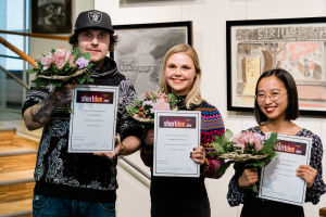 Vuoden 2019 kotimaisen finaalin voittajakolmikko Samuli Kuula, Suvi-Tuuli Kataja ja Iina Tossavainen. Shortdox 2019 voittajat kukitettuna