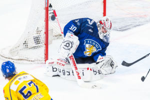 Kevin Lankinen räddar ett skott