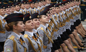 Till segerdagstraditionerna hör marscherande militärer, även om de gör det i högklackat. Marsch på Segerdagsparaden i Moskva 2019.