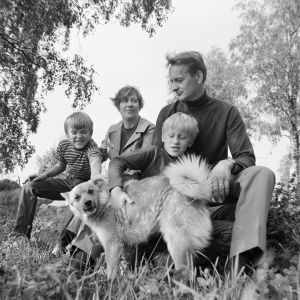 Mikko Syrjä, kirjailija Kirsi Kunnas, kirjailija Jaakko Syrjä ja Martti Syrjä kotinsa pihalla vuonna 1968. 