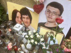 Minnesmärket för kontraktsmorden på journalisten Ján Kuciak och hans sambo Martina Kušnírová. Kuciak undersökte den italienska maffiaorganisationen 'Ndranghetans kopplingar i Slovakien. Det inofficiella minnesmärket till åminnelse av morden på journalisten Ján Kuciak och Martina Kušnírová.