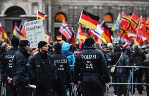 Maahanmuuttoa vastustava Pegida liike on osoittanut mieltään Dresdenissä säännöllisesti jo yli kolmen vuoden ajan. Maahanmuuttoa vastustava Pegida liike osoittaa mieltään Dresdenissä. Poliiseja paikalla.