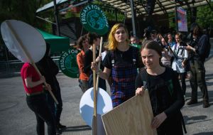 Greta Thunberg och andra demonstranter i Stockholm Greta Thunberg i Stockholm.