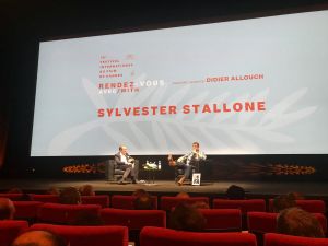 Sylvester Stallone haastattelutilaisuudessa Cannes elokuvajuhlilla 2019. 