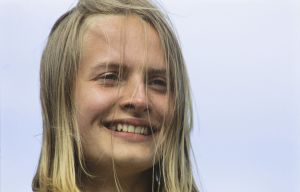 Näyttelijä Sara Paavolainen Ainon roolissa Rauta-aika tv-sarjassa. 