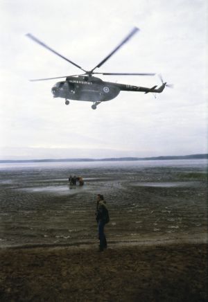 Helikopterin avulla tehdään aaltoja veteen. Rannalla ohjaaja Kalle Holmberg ja kuvausryhmä kuvaamassa järvessä Rauta-aika tv-sarjassa.