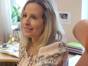 Pamela Antila är utvecklingspsykolog och stöttar fosterfamiljerna i Vasa. Pamela Antila är utvecklingspyskolog inom Vasa stads familjevård.