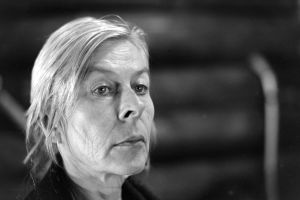 Näyttelijä Soli Labbart roolissaan Lemmingin äitinä tv-sarjassa Rauta-aika. Mustavalkoinen lähikuva Labbartista. 