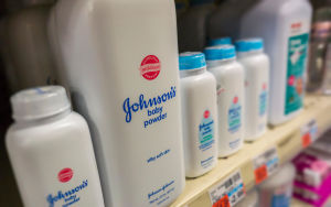 Babyshampoo och babytalk hör till de produkter som Johnson & Johnson är känt för.1 Johnson & Johnson tillverkar babyprodukter