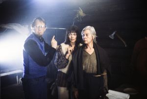 Ohjaaja Kalle Holmberg ohjaa näyttelijöitä Elle Kull ja Soli Labbart heidän rooleissaan Kyllikkinä ja Lemmingin äitinä tv-sarjassa Rauta-aika. 