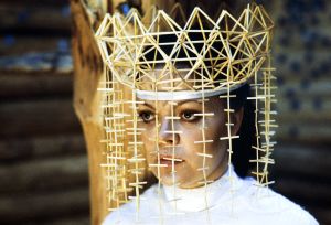 Näyttelijä Pirkko-Liisa Tikka morsiamen roolissa tv-sarjassa Rauta-aika. Morsiamella päässään oljista tehty päähine, kruunu.  