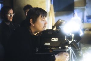 Kuvaussuunnittelija Timo Kapanen työssä kuvaamassa filmikameralla Rauta-aika tv-sarjaa. 