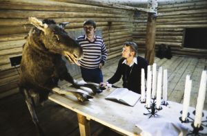 Hirvi, pääjärjestäjä Raimo Mikkola ja ohjaaja Kalle Holmberg työssä pöydän ääressä Rauta-aika tv-sarjan lavasteissa.  