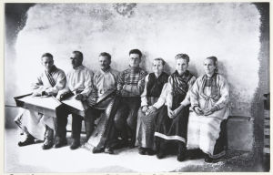 Runonlaulajia ja kanteleensoittajia odottamassa vuoroaan Kalevalan 100-vuotisjuhlilla Messuhallissa 28.2.1935. Vas. Antero Vornanen, Vanja Tallas, Antti Rantonen, Onttoni Miihkali, Ogoi Määränen, Domna Huovinen, Oksenja Mäkiselkä. Runonlaulajia ja kanteleensoittajia odottamassa vuoroaan Kalevalan 100-vuotisjuhlilla Messuhallissa 28.2.1935. Vas. Antero Vornanen, Vanja Tallas, Antti Rantonen, Onttoni Miihkali, Ogoi Määränen, Domna Huovinen, Oksenja Mäkiselkä.