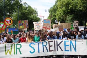 Ungdomar i Wien strejkar för klimatet den 31 maj 2019. Klimatstrejkande ungdomar i Wien den 31 maj 2019.