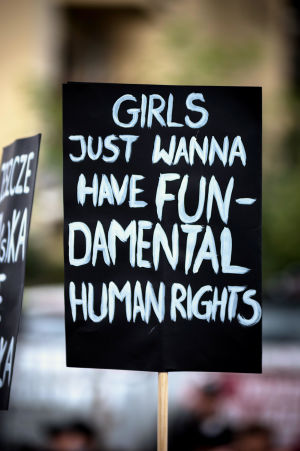 Demonstranter protestrar mot strängare abortlagstiftning i Polen. Warszawa 3.10.2016.