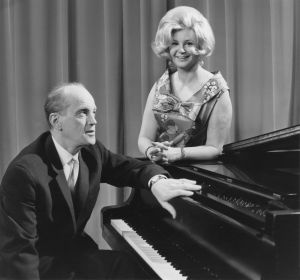 Yleisradion televisio-ohjelma "Viidenkympin villitys". Kuvassa aviopari Einar Englund ja laulaja Maynie Sirén. (1967)