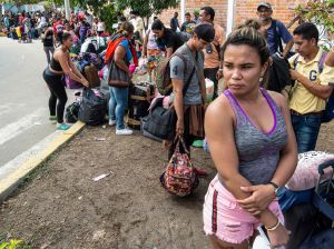 Venezuelaner köar i Peru för att kunna ansöka om asyl i landet. Venezuelaner som köar i Peru efter blanketter för en flyktingansökan.