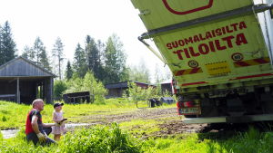 Suvun nuorimmainen, Iida, sulkee teurasauton ovet viimeistä kertaa. Anju ja Antti lähtivät mukaan audiodokumenttisarjaan selventääkseen kuluttajille juuri maatilallisen arkea ja kamppailuja. He haluavat toimia myös vertaistukena muille maatilayrittäjille. Teurasauton kuljettaja ja suvun nuorin sulkevat teurasauton luukun.