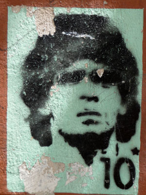 Graffiteja ja erilaisia seinämaalauksia Maradonasta löytyy joka puolelta maailmaa. Graffiti jalkapalloilija Diego Maradonasta.