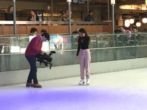 Salwa Zahrani luistelee kauppakeskuksessa Montrealissa. Salwa Zahrani luistelee kauppakeskuksessa Montrealissa.