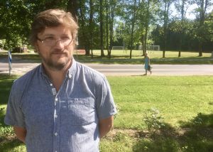 Rein Järvelill mittemot idrottsplanen i Meremäe, en liten by i sydöstra Estland.