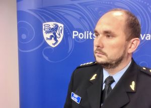 Polischefen Egert Belitšev ser bestämd ut och kommer inte att svara på politiska frågor.