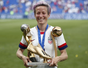 Megan Rapinoe utsågs till VM:s bästa spelare. Megan Rapinoe med två pokaler