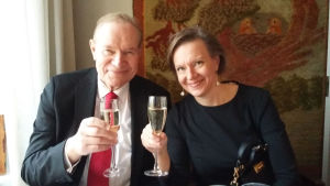 Päivi Lipponen yhdessä miehensä, entisen pääministerin ja eduskunnan puhemiehen Paavo Lipposen kanssa. Paavo ja Päivi Lipponen nostavat maljan.