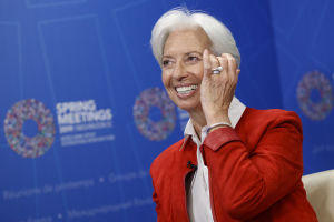 Europeiska centralbankens nya chef Christine Lagarde förespråkar en djupare integration när det kommer till europeisk finanspolitik. Christine Lagarde ler.
