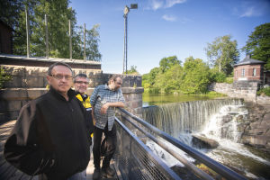 Missnöjda. Henrik Kettunen (t.h.), Markku Marttinen och Kari Stenholm från tre olika fiskeorganisationer vill utreda om Gammelstadsforsens kraftverk är lagligt. Kari Stenholm t.v., Markku Marttinen i mitten, Henrik Kettunen t.h. Tre män står vid en fors. Det är en solig dag. Männen ser allvarliga ut.