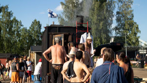 Ihmisiä jonottamassa saunaan