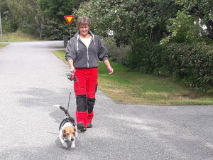Fortfarande går hunden Wilma och Maria på promenader i samma kvarter som när Jarmo levde. Maria Louko på promenad hemma i Gamla Vasa med hunden Wilma.
