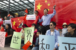 Kiinan hallintoa tukeva FAPPRC-yhdistys järjesti pikavauhtia vastamielenosoituksen, joka sai Hongkongia tukevat opiskelijat vaikenemaan. Kiinalaisten vastamielenosoitus Hong Kongin tukimielenosoituksessa