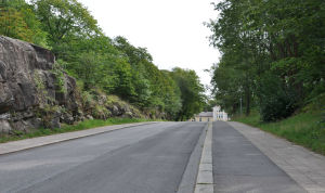 Den asfalterade gatan Jungfrustigen i Åbo. På sidorna ser man gröna lummiga träd.