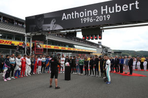 Före tävlingen hölls en tyst minut. F1-förare står i en ring och håller en tyst minut.