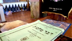 En helig skrift i den judiska Korallsynagogan i Vilnius