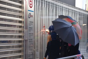 Demonstranter använder paraplyer för att dölja sin identitet när de vet att de bryter mot lagen. De vet också att de ständigt blir filmade och fotograferade. Demonstranter med paraplyer.
