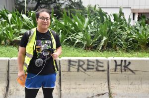 Terry Luk är utmattad efter att i tre månader ha filmat demonstrationerna. Han ämnar ändå inte ge upp. Journalist fram en graffitivägg.