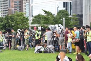 I samband med lagliga demonstrationer kan journalisterna dra andan. Flertalet av demonstrationerna är olagliga, och de utmynnar ofta i väldsamheter. En grupp journalister i Hongkong.
