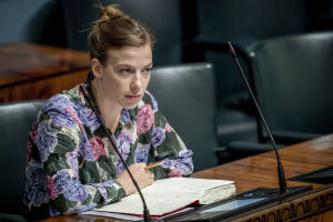 Utbildningsminister Li Andersson betonar att gymnasiet måste förse alla med de kunskaper som behövs för att kunna söka till vidare utbildning. Opetusministeri Li Andersson täysistunnossa 11.9.2019