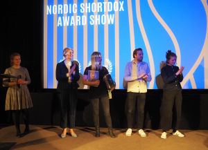Anna Hjortdal sekä pohjoismaisen Shortdox-kilpailun finalistit (vasemmalta) Mie Tast Tanska, Suvi Tuuli Kataja Suomi (voittaja), Fredrik Ramel Ruotsi ja Ingrid Fadnes Norja Pohjoismaisen Shortdox-kilpailun finalistit