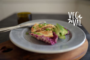Den vegetariska rätten bönquesadillas avbildad på fat med kort skärpedjup. I övre högerhörn Vegval/ Vegevalintas stämpel