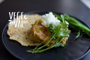 En vegetarisk Pav Bhaji. Bilden har kort skärpedjup och högst uppe till vänster finns Vegval/Vegevalintas logotyp.