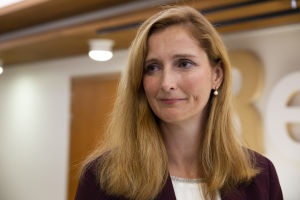 Bara två av Finlands största företag har kvinnor som verkställande direktörer. Den andra av dem är svenska Annica Bresky (på bilden), verkställande direktör för Stora Enso. Annica Brecky on stora enson toimitusjohtaja.