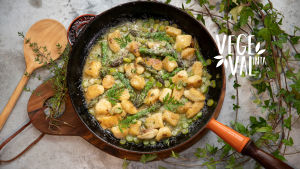 Vegetarisk gnocchi fotograferad i stekpanna